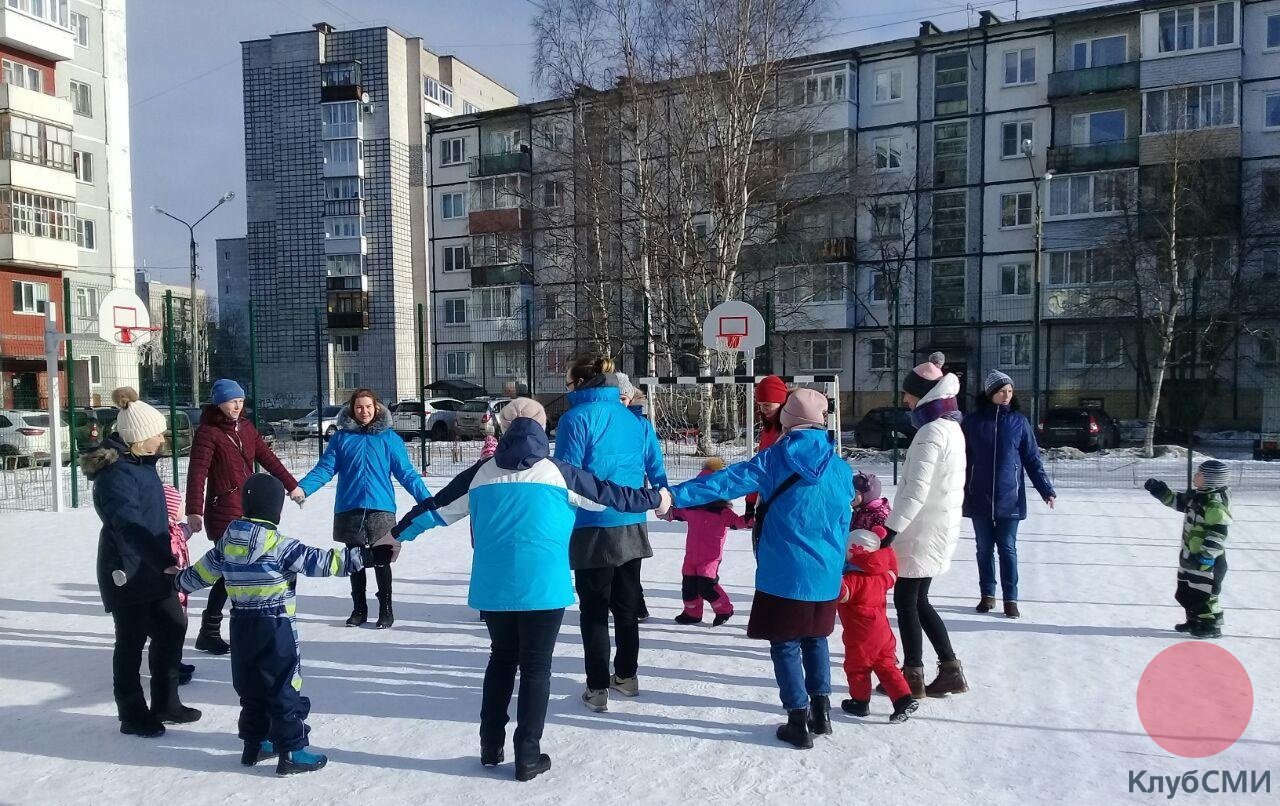 В Северодвинске волонтёры сыграли с детьми в подвижные игры – Новости  КлубСМИ